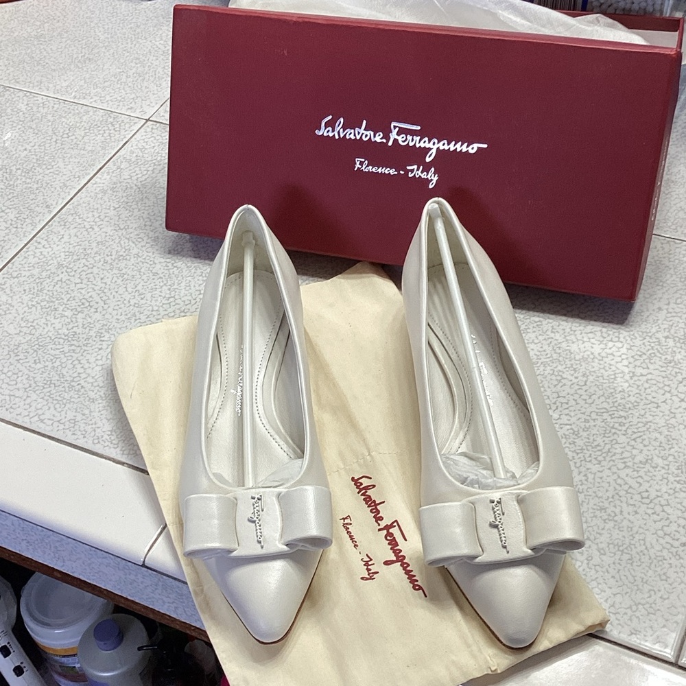 Salvatore Ferragamo Cream Pointed-Toe Bow Pumps - Picture 6 of 7